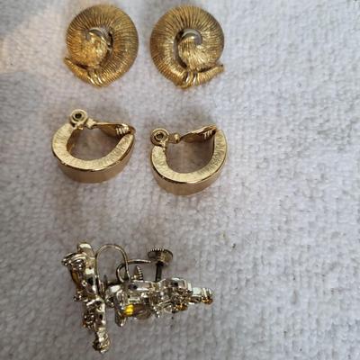 JOAN RIVERS BROOCH & EARRING SET, NAPIER/TRIFARI/MONET CORO EARRINGS