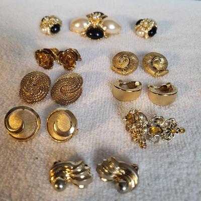 JOAN RIVERS BROOCH & EARRING SET, NAPIER/TRIFARI/MONET CORO EARRINGS