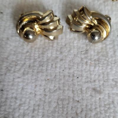 JOAN RIVERS BROOCH & EARRING SET, NAPIER/TRIFARI/MONET CORO EARRINGS