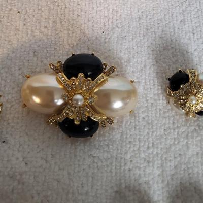 JOAN RIVERS BROOCH & EARRING SET, NAPIER/TRIFARI/MONET CORO EARRINGS
