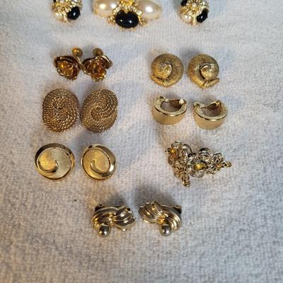 JOAN RIVERS BROOCH & EARRING SET, NAPIER/TRIFARI/MONET CORO EARRINGS