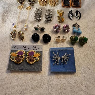 A COLLECTION OF CLIP ON & SCREW BACK EARRINGS