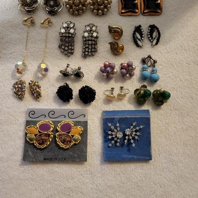 A COLLECTION OF CLIP ON & SCREW BACK EARRINGS