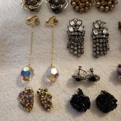 A COLLECTION OF CLIP ON & SCREW BACK EARRINGS