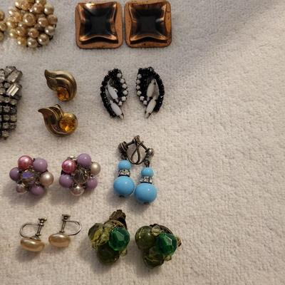 A COLLECTION OF CLIP ON & SCREW BACK EARRINGS