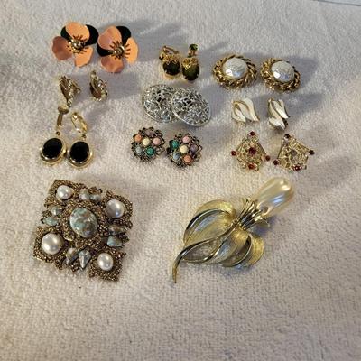 SARAH COV CLIP ON EARRINGS AND BROOCHES