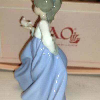 Nao by Lladro Porcelain Figurine- 'Pretty Pose' (#2)