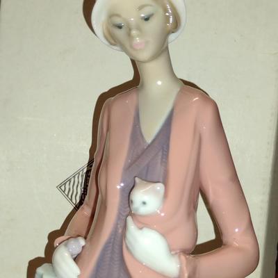 Nao by Lladro Porcelain Figurine- 'Autumn Stroll' (#7)