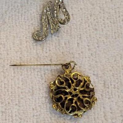 A COLLECTION OF COSTUME JEWELRY