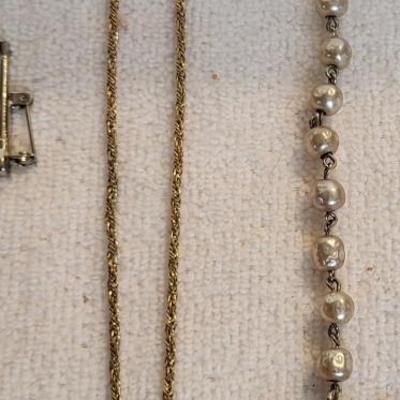 A COLLECTION OF COSTUME JEWELRY