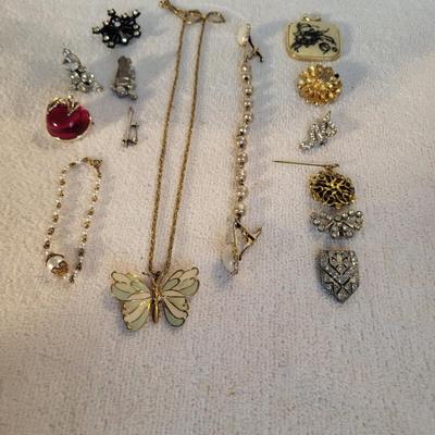 A COLLECTION OF COSTUME JEWELRY