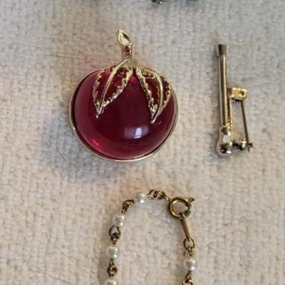 A COLLECTION OF COSTUME JEWELRY