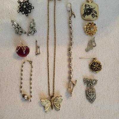 A COLLECTION OF COSTUME JEWELRY
