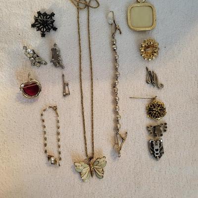 A COLLECTION OF COSTUME JEWELRY