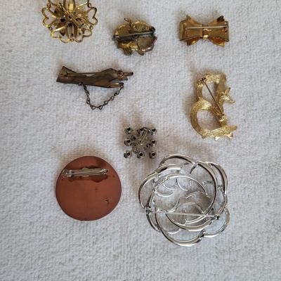 LARGE TRINKET BOX WITH BROOCHES, SOME SIGNED