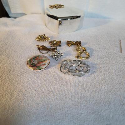 LARGE TRINKET BOX WITH BROOCHES, SOME SIGNED