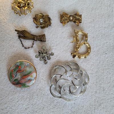 LARGE TRINKET BOX WITH BROOCHES, SOME SIGNED