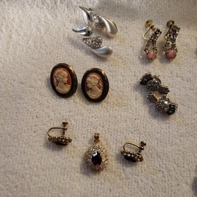 CLIP ON EARRINGS AND 1 PENDANT