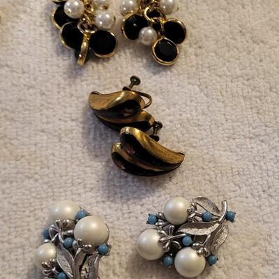 CLIP ON EARRINGS AND 1 PENDANT