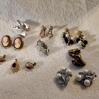 CLIP ON EARRINGS AND 1 PENDANT