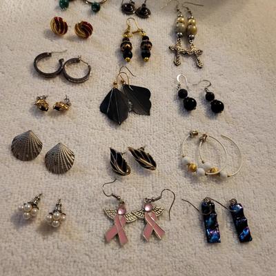 A COLLECTION OF PIERCED EARRINGS AND A ROTATING EARRING HOLDER