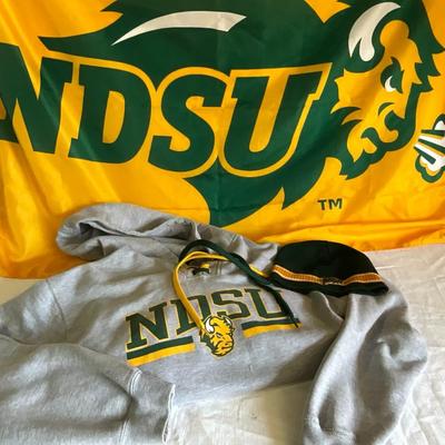 NDSU group, hoodie XL, hat, flag