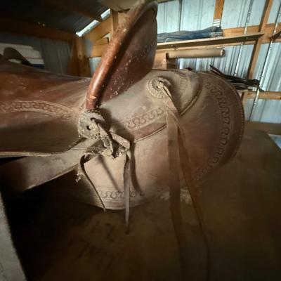 Classic leather saddle
