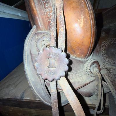 Classic leather saddle