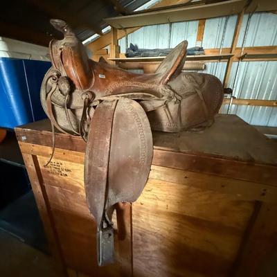 Classic leather saddle