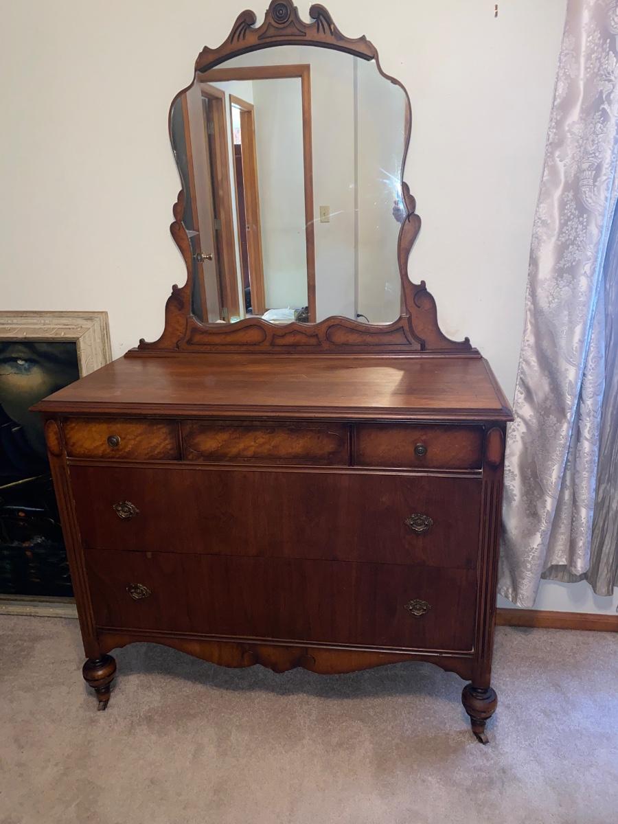 3 DRAWER ANTIQUE DRESSER WITH MIRROR