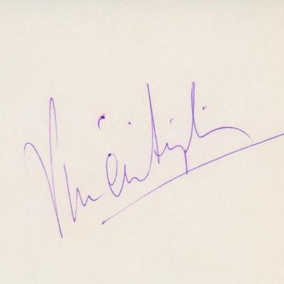 Vivien Leigh signature cut. GFA Authenticated