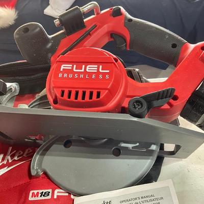 Milwaukee Saw with bag/extra battery