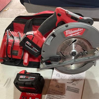 Milwaukee Saw with bag/extra battery