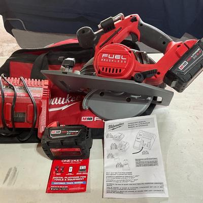 Milwaukee Saw with bag/extra battery