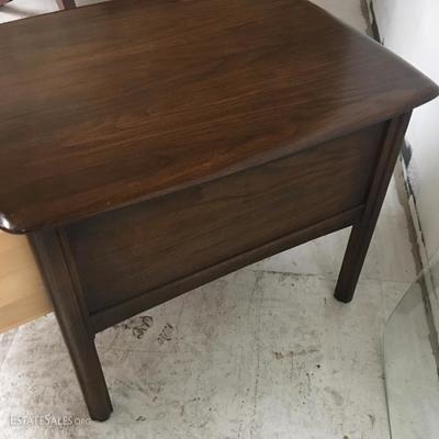 Mid-Century wood end table w/glass top, MCM. Lot#