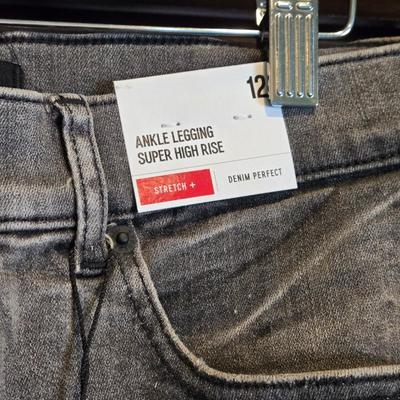 New with Tags Women's EXPRESS Jeans with Black Embroidered Flower Details