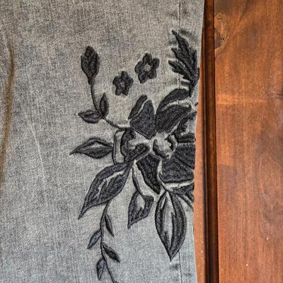 New with Tags Women's EXPRESS Jeans with Black Embroidered Flower Details
