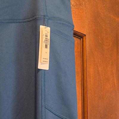 New with Tags Victoria Secret Athletic Dark Green Leggings