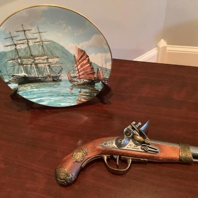 Flintlock pistol replica Denix, Hong Kong Royal Doullon plate