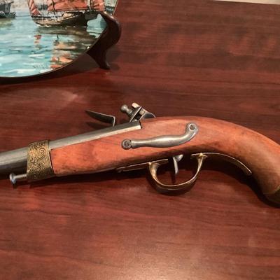 Flintlock pistol replica Denix, Hong Kong Royal Doullon plate