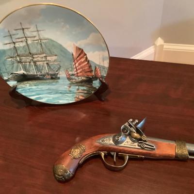 Flintlock pistol replica Denix, Hong Kong Royal Doullon plate