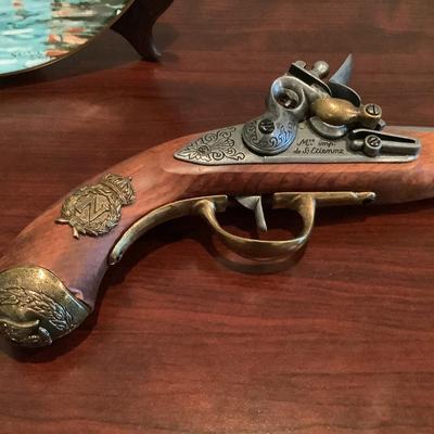 Flintlock pistol replica Denix, Hong Kong Royal Doullon plate