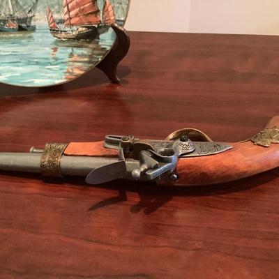 Flintlock pistol replica Denix, Hong Kong Royal Doullon plate