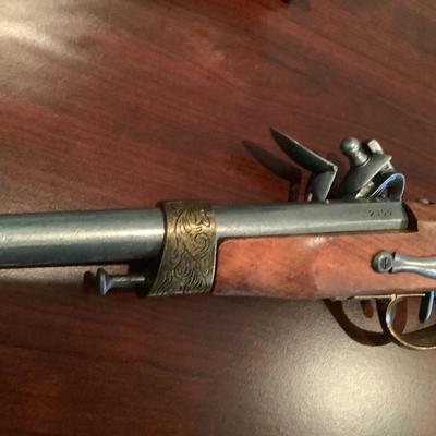 Flintlock pistol replica Denix, Hong Kong Royal Doullon plate