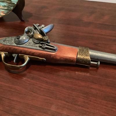 Flintlock pistol replica Denix, Hong Kong Royal Doullon plate