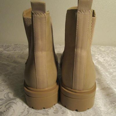 1 pr women's shoes, 1 pr women's boots, size 8
