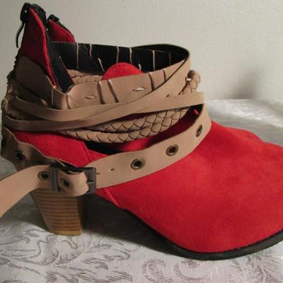 1 pr women's shoes, 1 pr women's boots, size 8