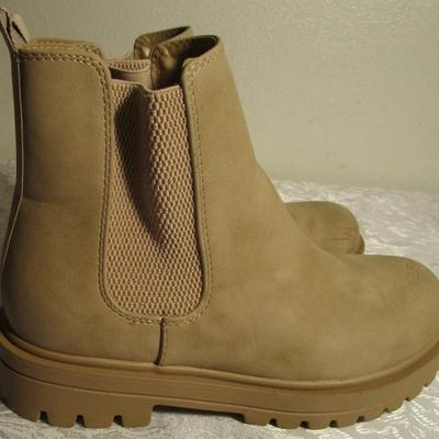 1 pr women's shoes, 1 pr women's boots, size 8