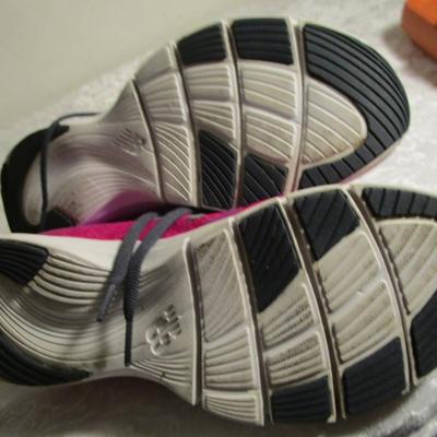 1 pr women's New Balance 711 shoes size 8-1/2D, 1 pr women's sandals size 7-8