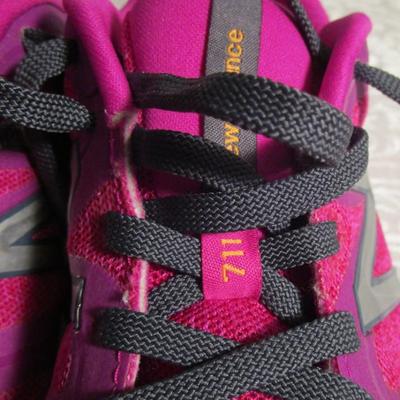 1 pr women's New Balance 711 shoes size 8-1/2D, 1 pr women's sandals size 7-8
